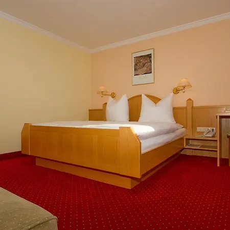 מלון Huberhof Bei Innsbruck 3*